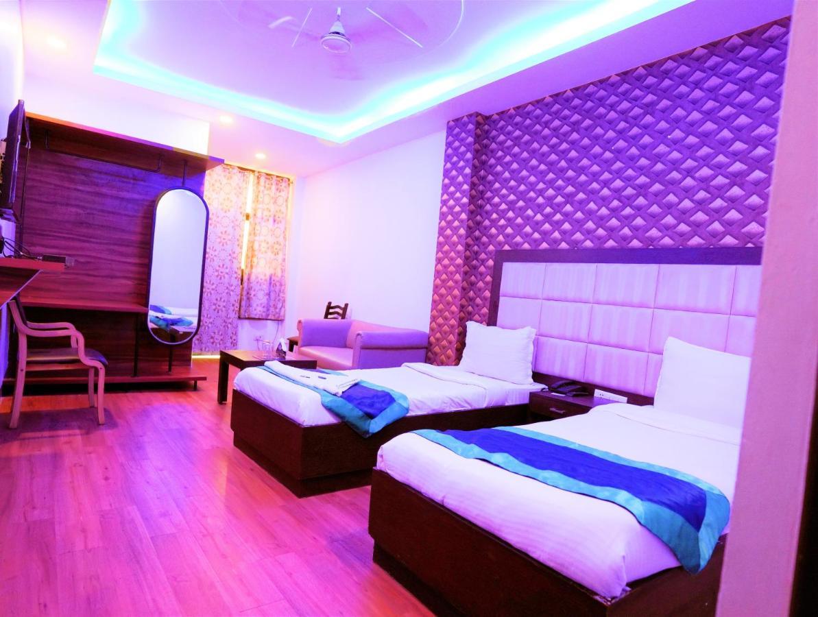 Hotel The Rts Plaza Нью-Дели Экстерьер фото