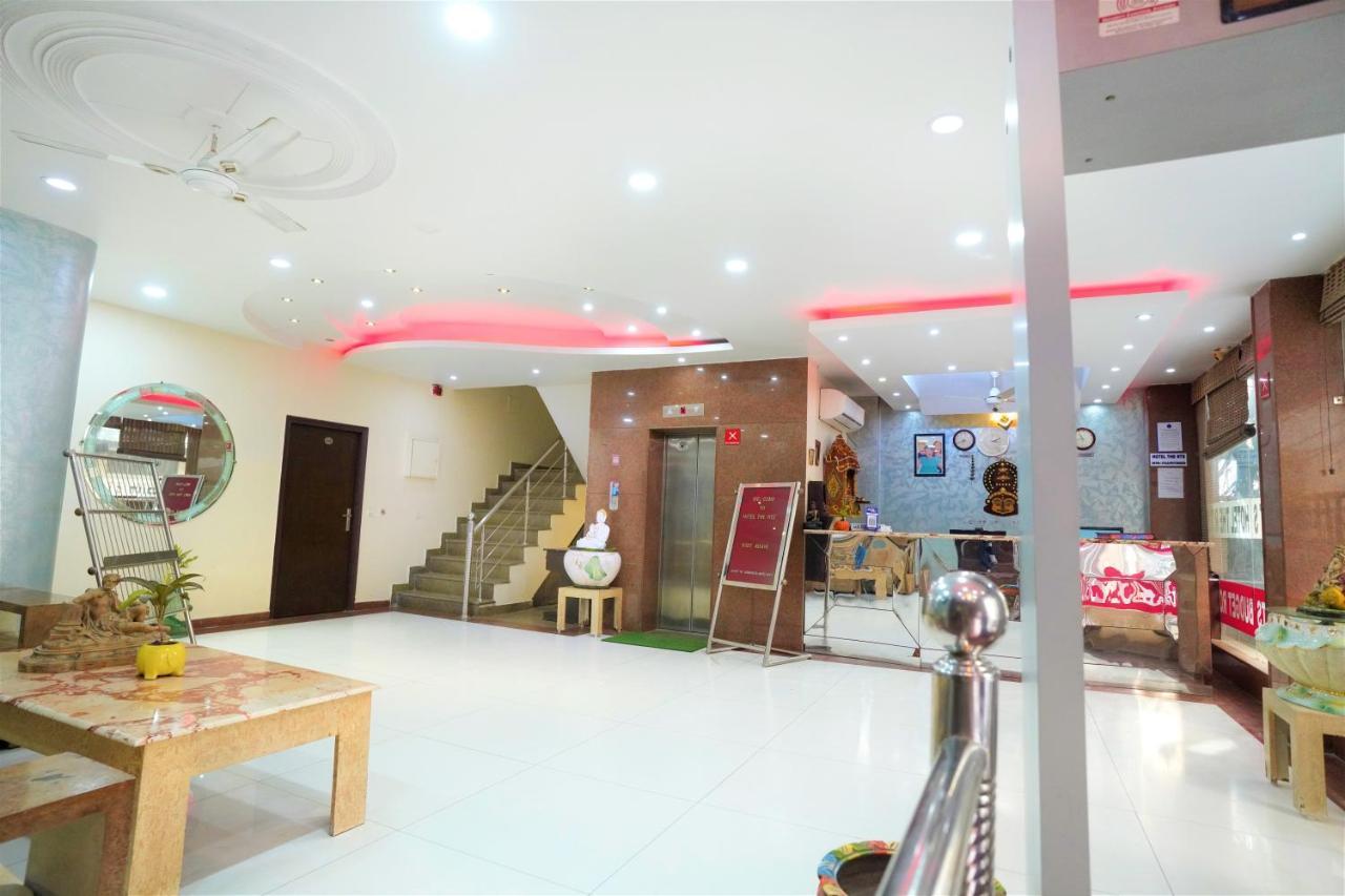 Hotel The Rts Plaza Нью-Дели Экстерьер фото