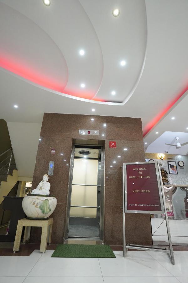 Hotel The Rts Plaza Нью-Дели Экстерьер фото
