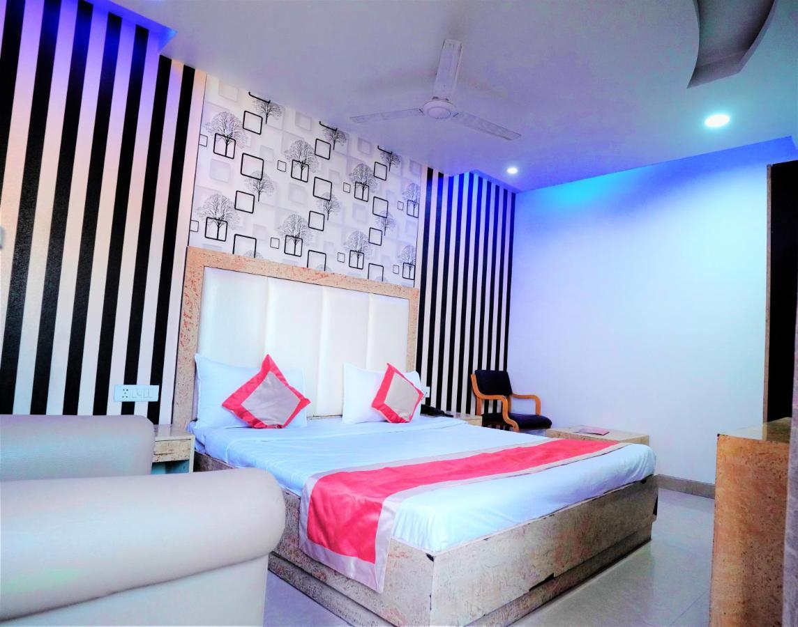 Hotel The Rts Plaza Нью-Дели Экстерьер фото