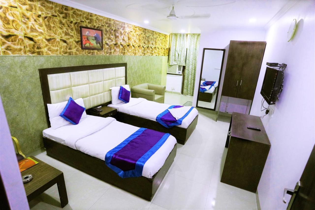 Hotel The Rts Plaza Нью-Дели Экстерьер фото
