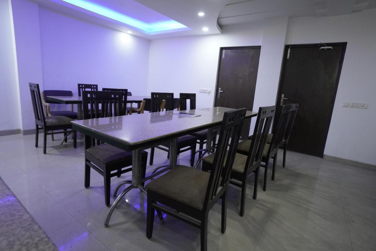 Hotel The Rts Plaza Нью-Дели Экстерьер фото
