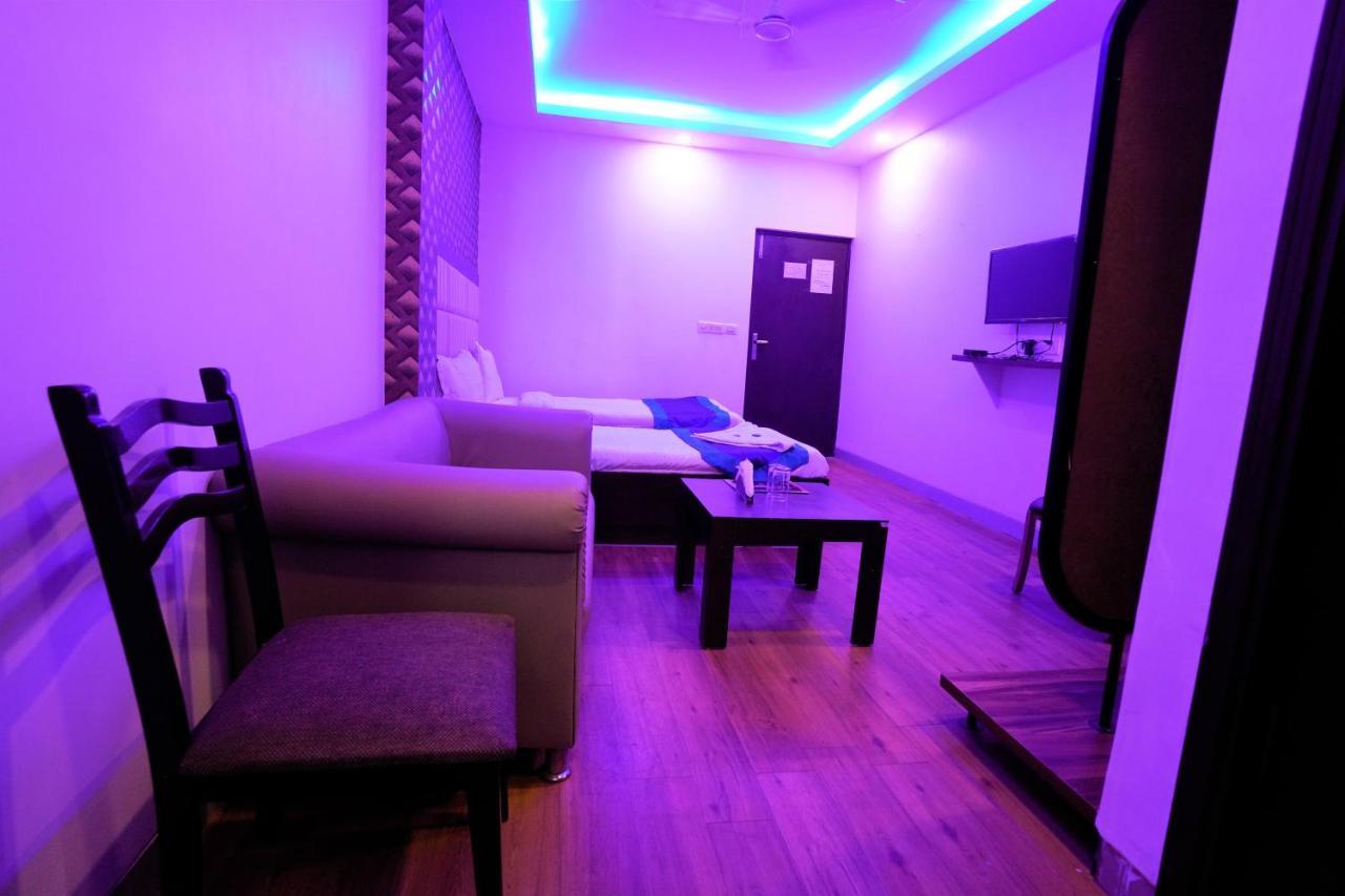 Hotel The Rts Plaza Нью-Дели Экстерьер фото