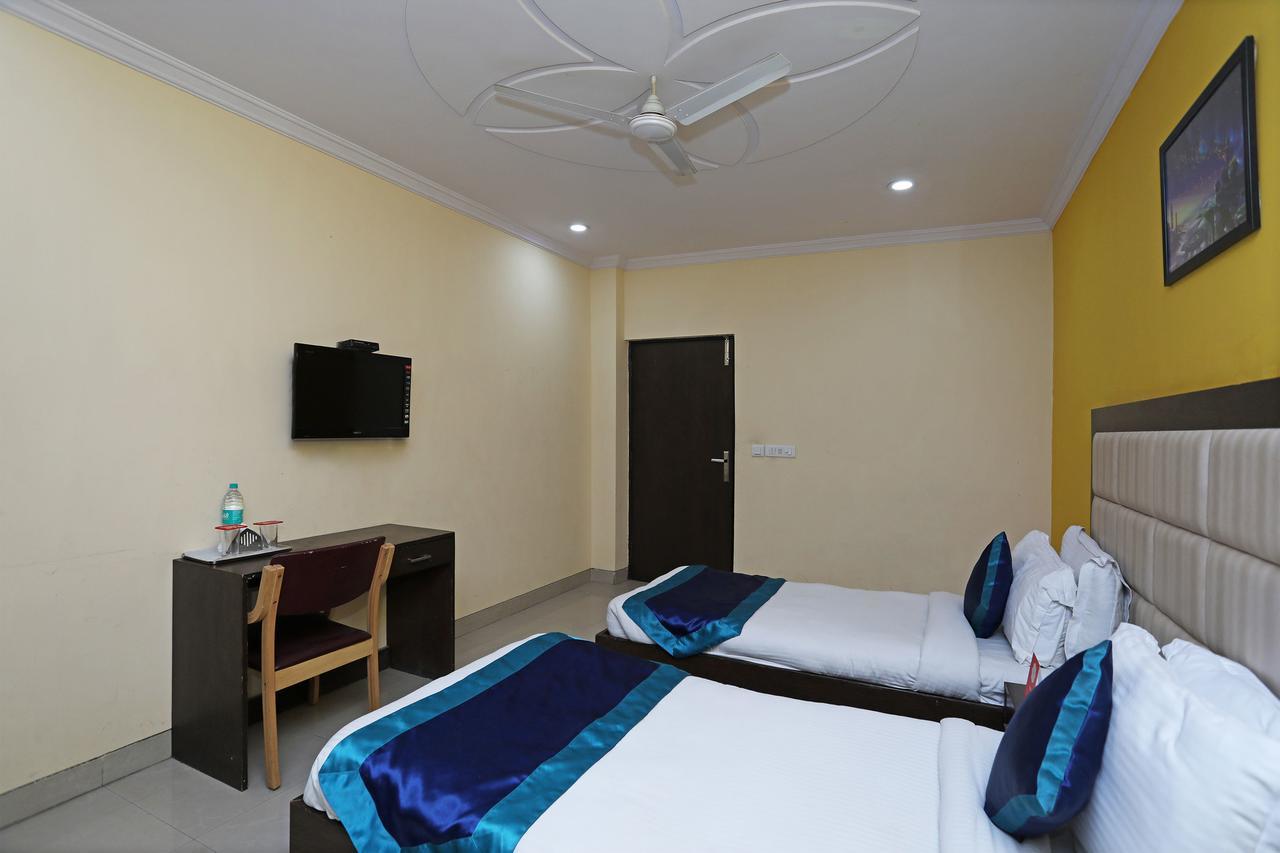 Hotel The Rts Plaza Нью-Дели Экстерьер фото