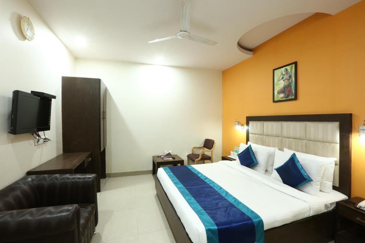 Hotel The Rts Plaza Нью-Дели Экстерьер фото