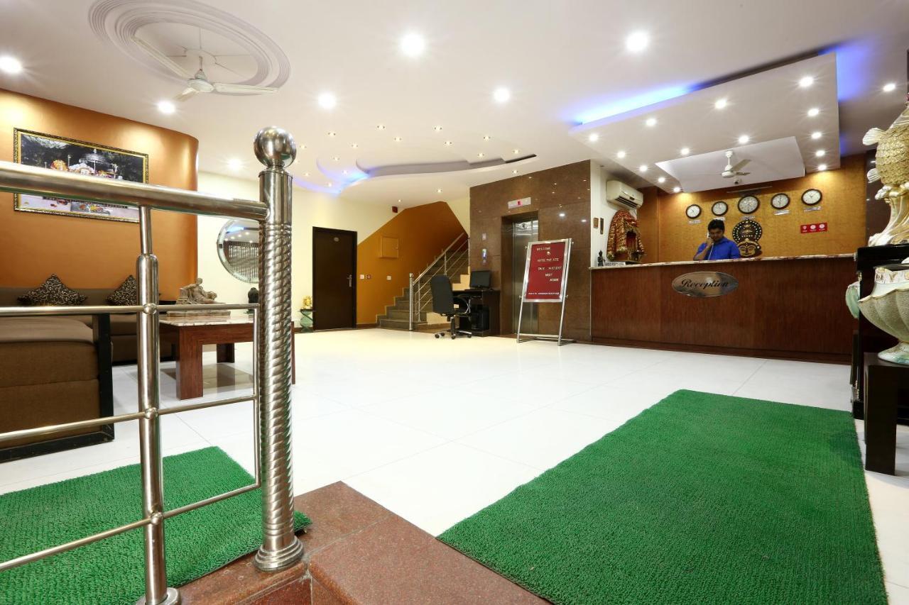 Hotel The Rts Plaza Нью-Дели Экстерьер фото