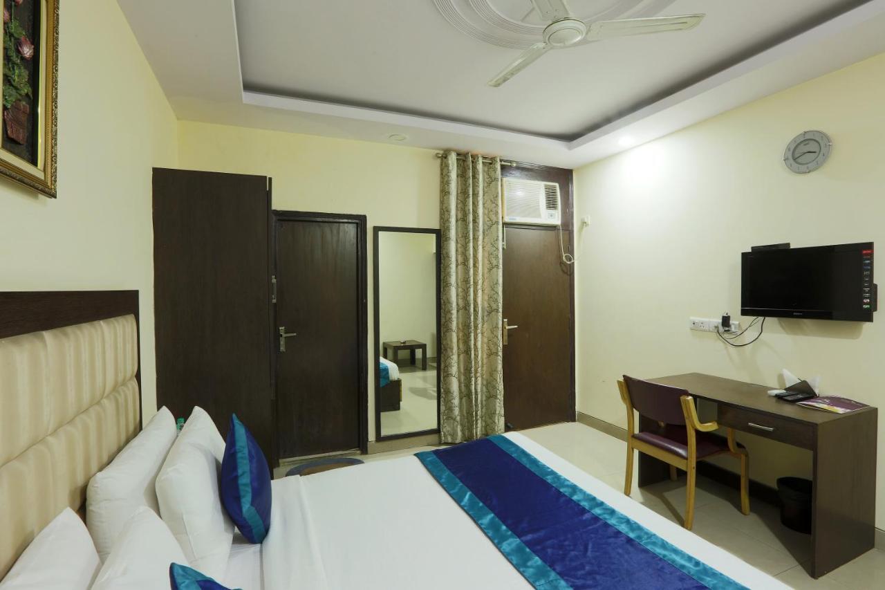 Hotel The Rts Plaza Нью-Дели Экстерьер фото
